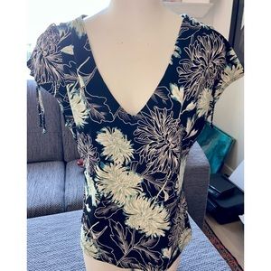BCBG PARIS, SHORT-SLEEVE FLORAL PRINT STRETCH TOP, SZ L